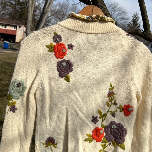 Dreamy creamy wool Moth sweater trimmed in ruffled velvet and embroidered - Picture 5 of 6